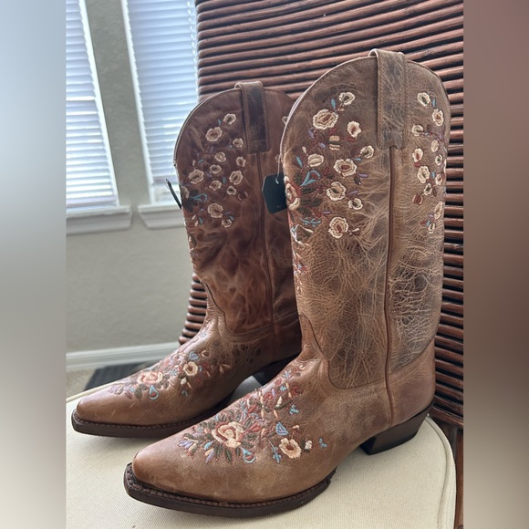 NWT Shyanne Boots - Picture 2 of 3